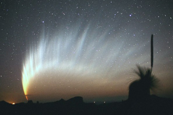 Komet McNaught, komet besar tahun 2007, menumbuhkan ekor berfilamen yang panjang dan spektakuler